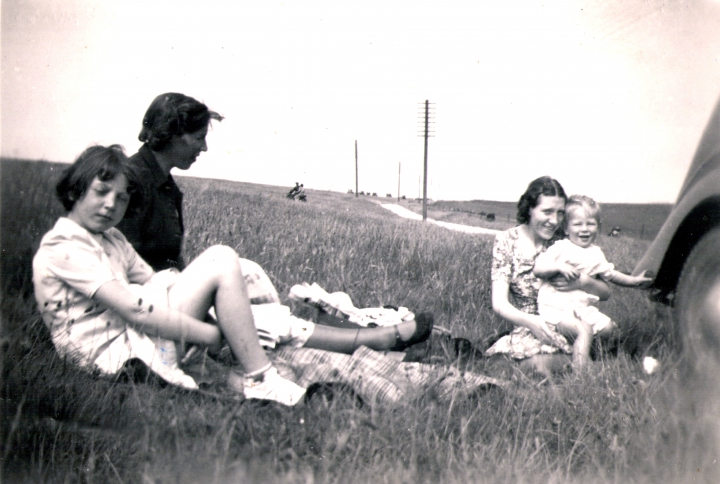 Louise Phyllis Hall nee Papps, Dorothy Saville nee Hall, Dorothy Adeleide Boniface nee Papps and Robert Herbert Hall