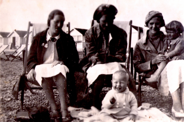 Louise Phyllis Hall nee Papps, Dorothy Adeleide Boniface nee Papps, Robert Herbert Hall and friends