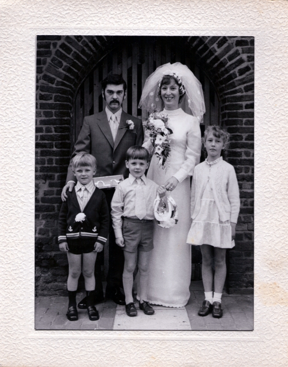 William G Spicer and Lynne Katherine Saville's Wedding: Steven Gary Hall centre with the horseshoe.